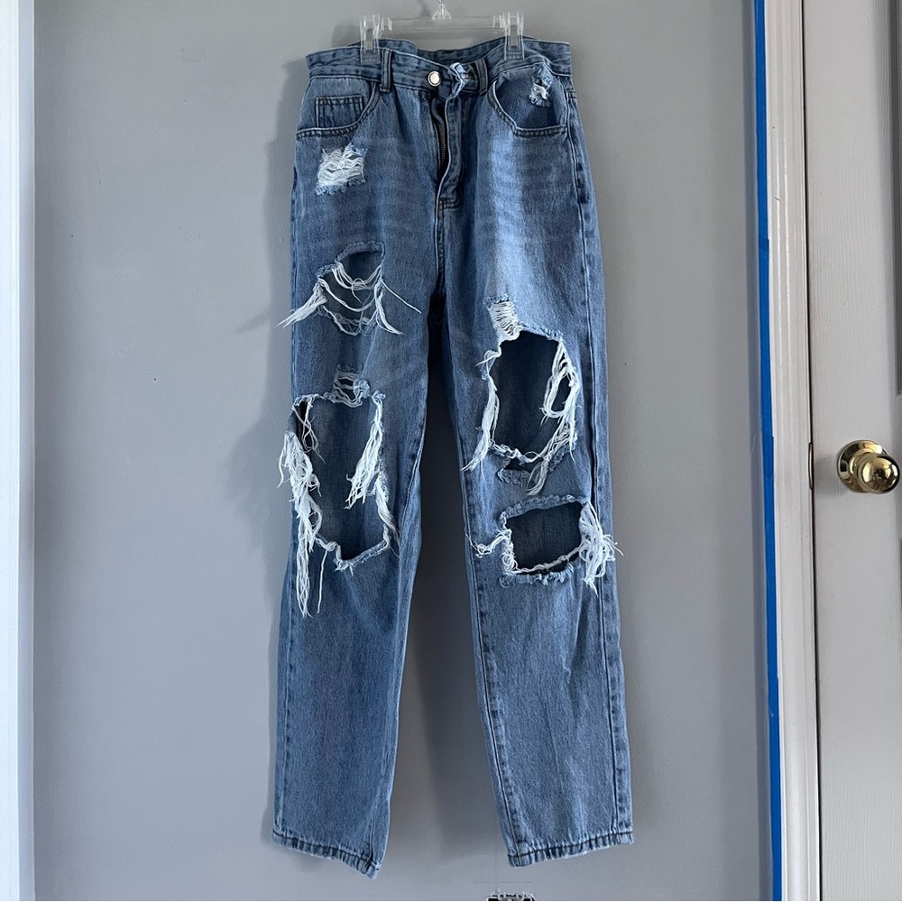 Women’s straight leg baggy ripped jeans